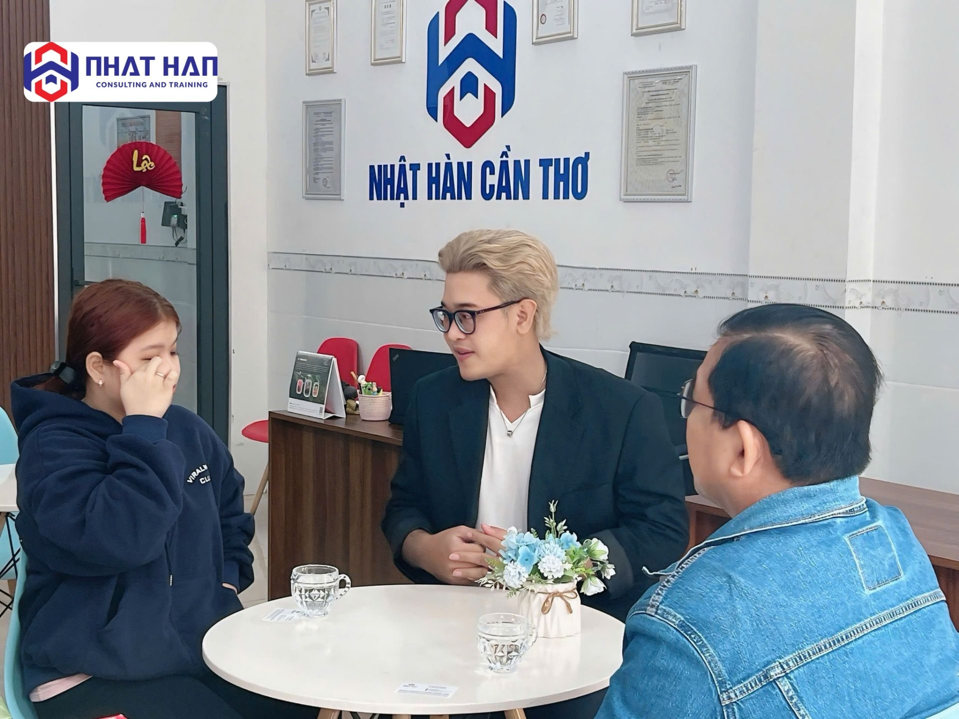 ảnh học viên tới Nhật Hàn ký hợp đổng