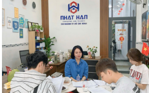 Ảnh học viên đang đọc hợp đồng và nghe hướng dẫn