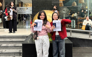 Ảnh chụp 2 học viên cầm visa